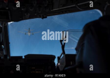 Us Air Force Maj. Sean Sizemore, 21 Airlift Squadron C-17 Globemaster III Pilot, fliegt eine C-17 während der Luftbetankung Training Mission mit einer KC-10 Extender über Kalifornien, Okt. 17, 2018. Travis Flieger Schulungen Veranstaltungen auf dem Laufenden zu bleiben und für die Mobilität der Zukunft arbeiten vorbereitet werden. Stockfoto