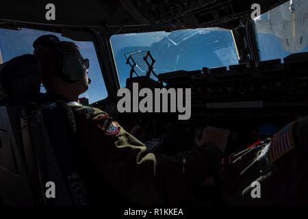 Us-Luftwaffe Kapitän Kevin Rowe, 821St Contingency Response Squadron Taktiken flight Commander, fliegt eine C-17 während der Luftbetankung Training Mission mit einer KC-10 Extender über Kalifornien, Okt. 17, 2018. Travis Flieger Schulungen Veranstaltungen auf dem Laufenden zu bleiben und für die Mobilität der Zukunft arbeiten vorbereitet werden. Stockfoto