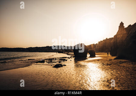 Sonnenuntergang auf der "Praia do Vau" Region der Algarve, Portugal Stockfoto