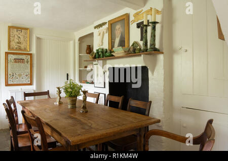 Landhausstil Esszimmer mit Kamin Stockfoto