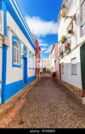 Ansicht einer gepflasterten Straße, Stadt Burgau, Algarve, Portugal Stockfoto