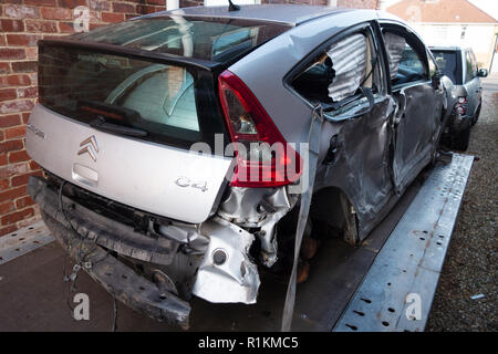 Drei Viertel Rückansicht abgeschrieben Absturz beschädigt Citroen C4 Auto auf eine Erholung des Anhängers Stockfoto