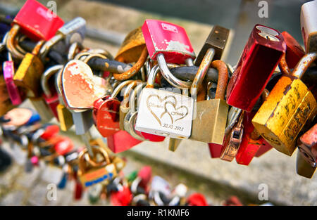 Liebe Vorhängeschlösser an einer Brücke in Warnemünde. Stockfoto