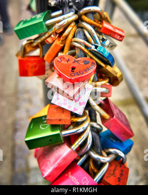 Das rote Herz Form Vorhängeschloss hängen in der Mitte der vielen unscharfen Liebe Vorhängeschlösser. Konzept Vorhängeschlösser Liebe für immer. Valentine Stockfoto