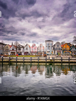 Stadtbild Warnemünde am alten Kanal oder den Alten Strom. Das einst verschlafene Fischerdorf wurde in 1200 gegründet. Stockfoto