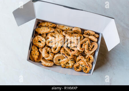 Türkische salziges Gebäck/Traditionelle gesalzene Kekse mit schwarzem Sesam/Kümmel. Bäckerei Essen. Stockfoto