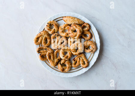 Türkische salziges Gebäck/Traditionelle gesalzene Kekse mit schwarzem Sesam/Kümmel. Bäckerei Essen. Stockfoto