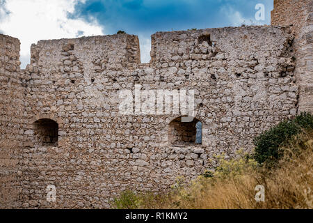 Ruinen einer alten Burg auf dem Berg in Griechenland Stockfoto