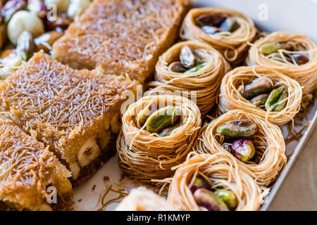 Vielzahl von türkischen Baklava in Feld/Paket. Auswahl an traditionellen Nachtisch. (Arabisch Dessert) Stockfoto