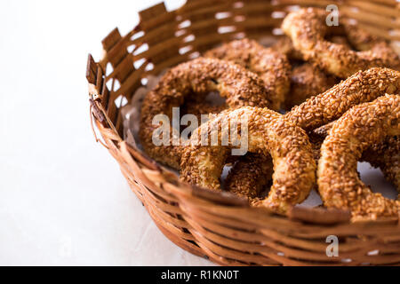 Türkische Bagel Kandil Simidi/Simit mit Sesam. Traditionelle Speisen. Stockfoto