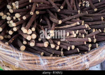 Süßholz-Wurzeln auf Weidenkorb, freiliegenden zum Verkauf an einer Messe. Stockfoto