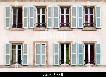 Acht Fenster mit Fensterläden Offen und Geschlossen auf einem Gebäude in Frankreich Stockfoto