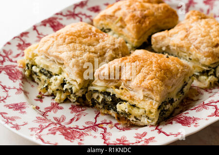 Türkische Borek Talas Boregi/Burek mit Spinat und Käse mit Mille Feuille. Traditionelle Speisen. Stockfoto