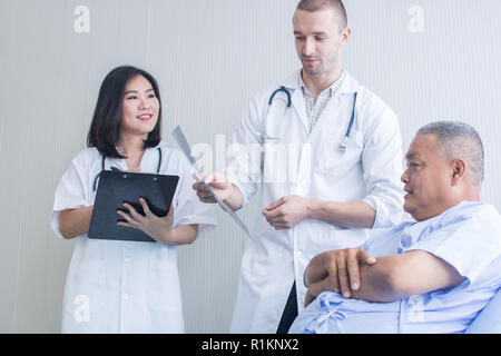 Gesundheit und Medizin Personen Konzept, Arzt auf der Suche nach X-ray film Der alte Patient und Überprüfung Problem der Wirbelsäule Knochen und erklären Stockfoto