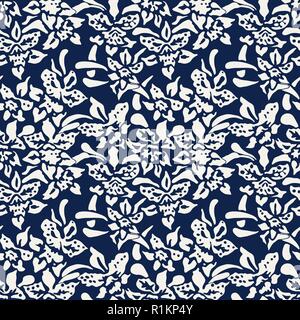 Nahtlose indigo dye Holzschnitt bedruckt im floralen Muster. Traditionelle orientalische Ornament von Indonesien, mit Orchideen, ecru auf Marine blauen Hintergrund. Stock Vektor