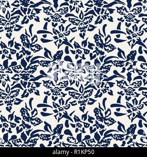 Nahtlose indigo dye Holzschnitt bedruckt im floralen Muster. Traditionelle orientalische Ornament von Indonesien, mit Orchideen, navy blue auf ecru Hintergrund. Stock Vektor