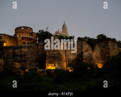 Blick auf Amber Fort in Agra, Indien, von unten bei Einbruch Stockfoto