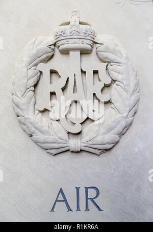 Ein Detail der RAF-Logo an der Seite des War Memorial, die von Steinmetzen aus der Kathedrale von Salisbury in ihrer Werkstatt geschnitzt wurde, und wurde von den Gefangenen aus erlestoke Gefängnis in Wiltshire konzipiert und wird außerhalb des Gefängnisses Zentrum des Besuchers platziert werden. Stockfoto