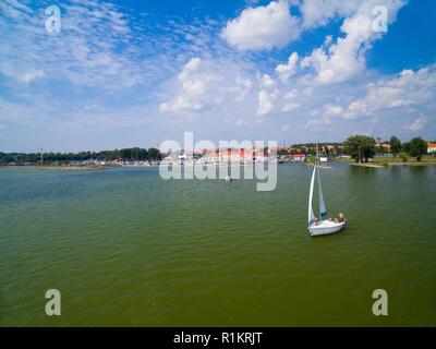 Luftaufnahme von Yacht segeln am Löwentinsee Lötzen Stadt im Hintergrund, Masuren, Polen Stockfoto