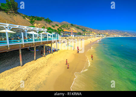 Malibu, Kalifornien, Vereinigte Staaten - 7 August, 2018: die malerischen Küstenlandschaft mit Santa Monica Mountains, Malibu Farm und das türkisfarbene Meer von beliebten Carbon Strand oder Milliardär Strand für Häuser des VIP. Stockfoto