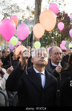 Bürgermeister von London Sadiq Khan Releases einen Ballon in Gedenken an die Opfer der Bataclan Terroranschlag in Paris, wo er die Opfer- und Rettungsdienste mit einer Trauerfeier met den dritten Jahrestag zu markieren. Stockfoto