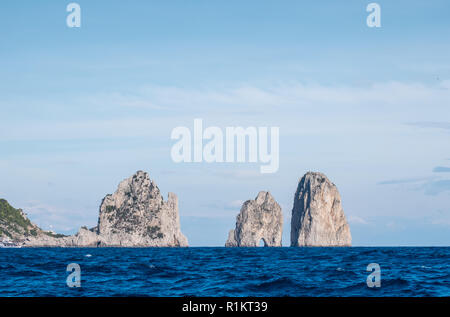 Berühmte sea Stacks (Faraglioni) vor der Küste von Capri in der Bucht von Neapel, das Mittelmeer, Süditalien. Stockfoto