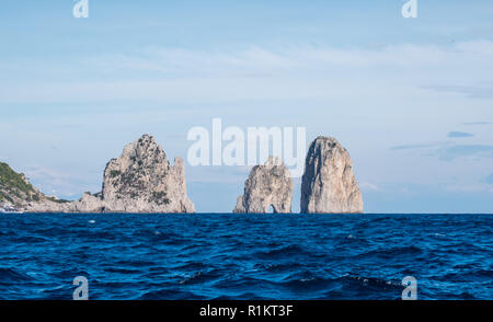 Berühmte sea Stacks (Faraglioni) vor der Küste von Capri in der Bucht von Neapel, das Mittelmeer, Süditalien. Stockfoto