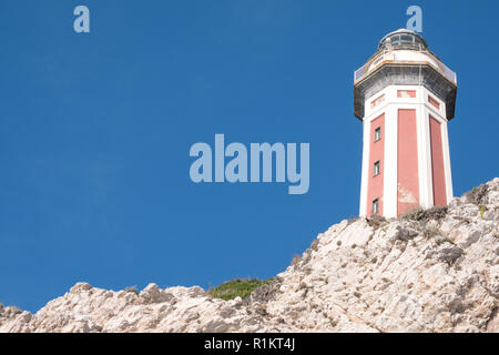 Capri, Italien. Rosa und weissen Leuchtturm von Punta Carena an der südwestlichen Küste von Capri, Amalfi Küste, Italien. Stockfoto
