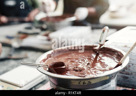Schokolade auf eine Konditorei, die Factory Tisch geschmolzen werden Stockfoto