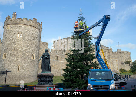 Leuchten sind auf den Weihnachtsbaum vor Windsor Castle, Berkshire installiert, vor der Weihnachtsbeleuchtung Einschalten und Laternenumzug am 17. November, vom Personal von Lampen und Röhren Illuminationen Ltd für den Royal Borough of Windsor und Maidenhead arbeiten. Stockfoto