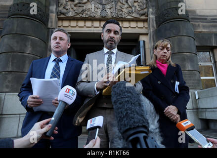 Linda und Stuart Allan, die Eltern von Katie Allan, mit Ihrem Anwalt Aamer Anwar (Mitte) im Gespräch mit den Medien nach einem Treffen mit dem Kabinett Staatssekretärin für Justiz, Humza Yousaf MSP, an der Schottischen Regierung Gebäude, St Andrew's House in Edinburgh. Stockfoto