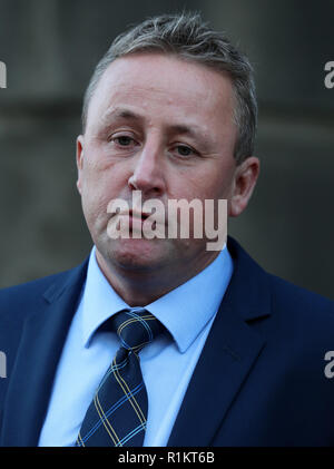 Stuart Allan, der Vater von Katie Allan spricht mit den Medien nach einem Treffen mit dem Kabinett Staatssekretärin für Justiz, Humza Yousaf MSP, an der Schottischen Regierung Gebäude, St Andrew's House in Edinburgh. Stockfoto