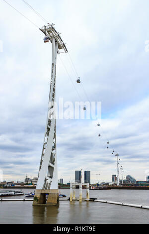 Die Emirate Seilbahn, überspannt den Fluss Themse vom Greenwich Peninsula auf die Royal Victoria Dock, London, UK Stockfoto