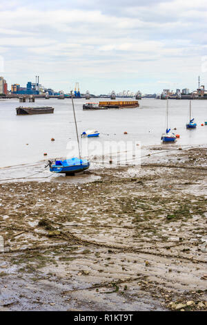 Blick auf die Themse in North Greenwich, London, UK, auf der Suche flussabwärts bis zum Thames Barrier Stockfoto