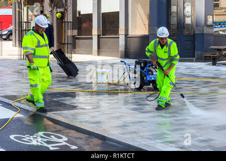 Straßenreinigung mit Druckschläuche in "Navigator Square", Entfernen von Kaugummi aus dem Neu - Fußgängerzone im Zentrum von Torbogen, nördlich von London, Großbritannien Stockfoto