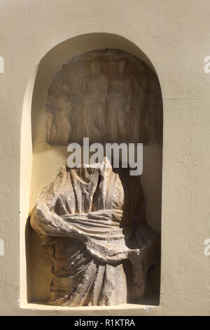 Kea Insel Griechenland Ioulidha ehemaliges Rathaus in jetzt Schule 1902 Musik antike Statue gebaut in die Wand eingebaut Stockfoto