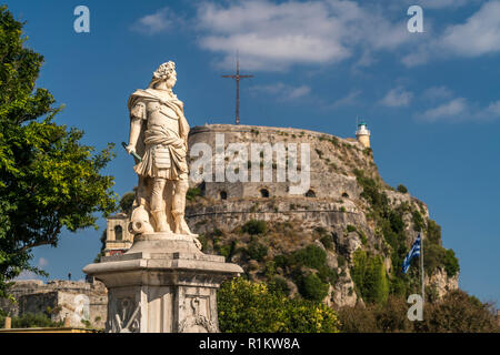 Denkmal des Graf Johann Matthias Schulenburg der alten Festung in Korfu Stadt, Kerkyra, Spanien, Europa | Die Statue von Mathias Joha Stockfoto