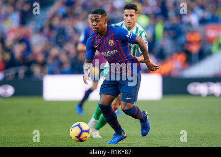 BARCELONA, SPANIEN - 11 NOVEMBER: Malcom Filipe Silva de Oliveira (L) des FC Barcelona konkurriert für die Kugel neben Cristian Tello Herrera von Real Betis Balompie während des La Liga Match zwischen dem FC Barcelona und Real Betis Balompie im Camp Nou am 11. November 2018 in Barcelona, Spanien. (Foto von David Aliaga/MB Medien) Stockfoto