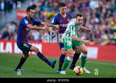 BARCELONA, SPANIEN - 11 NOVEMBER: Loren Moron (R) von Real Betis Balompie konkurriert für die Kugel mit Clement Lenglet (C) und Sergio Busquets des FC Barcelona in der Liga Match zwischen dem FC Barcelona und Real Betis Balompie im Camp Nou am 11. November 2018 in Barcelona, Spanien. (Foto von David Aliaga/MB Medien) Stockfoto