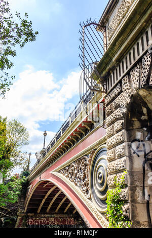 Die berühmten viktorianischen Torbogen Brücke, im Jahr 1897 die frühere John Nash Bridge zu ersetzen, Durchführung Hornsey Lane über Archway Road, London, UK Stockfoto