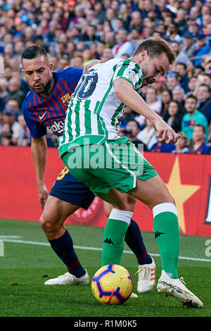 BARCELONA, SPANIEN - 11 NOVEMBER: Loren Moron (R) von Real Betis Balompie konkurriert für die Kugel mit Jordi Alba des FC Barcelona in der Liga Match zwischen dem FC Barcelona und Real Betis Balompie im Camp Nou am 11. November 2018 in Barcelona, Spanien. (Foto von David Aliaga/MB Medien) Stockfoto