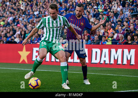 BARCELONA, SPANIEN - 11 NOVEMBER: Loren Moron (L) von Real Betis Balompie konkurriert für die Kugel mit Jordi Alba des FC Barcelona in der Liga Match zwischen dem FC Barcelona und Real Betis Balompie im Camp Nou am 11. November 2018 in Barcelona, Spanien. (Foto von David Aliaga/MB Medien) Stockfoto