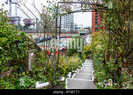 Die Schritte unten zum NARROWBOATS im Becken am St. Pancras Lock günstig auf den Regent's Canal, King's Cross, London, UK Stockfoto