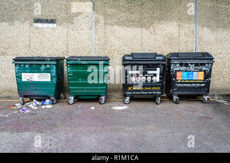 Islington Rat recycling Bins in einer legen, neben Archway Road, Islington, London, UK Stockfoto