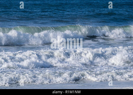 Meer ​​Waves am Strand plantschen und Forming Foam brechen Stockfoto