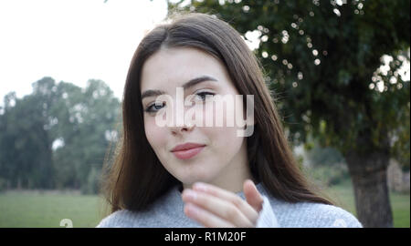 Porträt einer wunderschönen 14-jährige Teenager mit blauen Augen Stockfoto