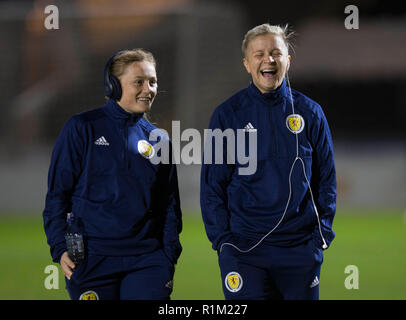 ScotlandÕs Erin Cuthbert (links) und Lana Clelland (rechts) vor dem Internationalen Freundschaftsspiel auf die einfache digitale Arena, Paisley. Stockfoto