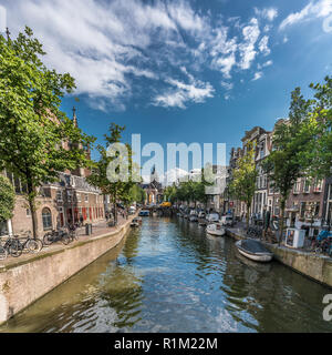 Amsterdam, Niederlande, 31. Juli 2018: Blick auf Oudezijds Voorburgwal Kanal aus Oudekennissteeg Oudekerksbrug Brücke im Bezirk. Basilika St. N Stockfoto