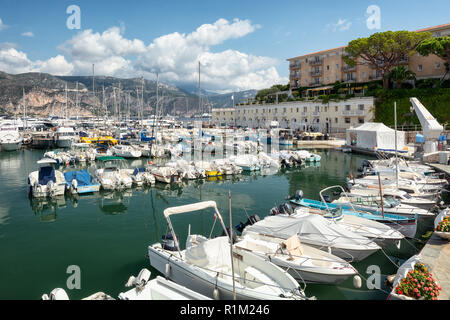 Villefranche-sur-Mer, Frankreich, 4. September 2018: Der Hafen von der Halbinsel Saint-Jean-Cap-Ferrat an der Côte d'Azur, Frankreich Stockfoto