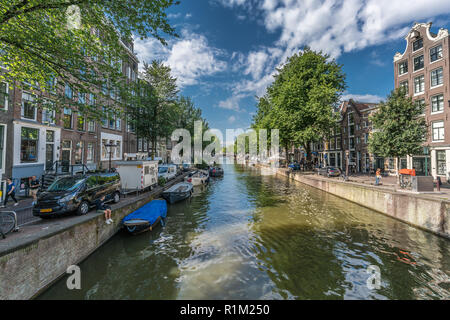 Amsterdam, Niederlande, 31. Juli 2018: Blick auf Oudezijds Voorburgwal Kanal aus Oudekennissteeg Oudekerksbrug Brücke im Bezirk Stockfoto